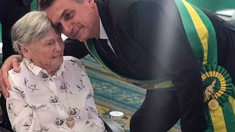 Bolsonaro participa de missa de sétimo dia da mãe