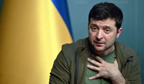 Em rede social, presidente ucraniano Volodymyr Zelensky lamenta destruição de aeroporto por russos e pede ajuda