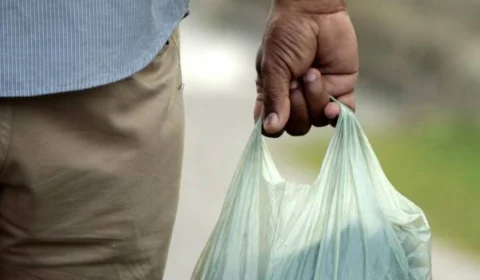 Prefeito de Manaus sanciona nova lei que permite distribuição gratuita de sacolas até outubro de 2022