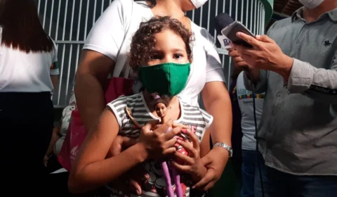 ‘Sinto só alegria por esse momento maravilhoso’, diz mãe da primeira criança vacinada em Manaus