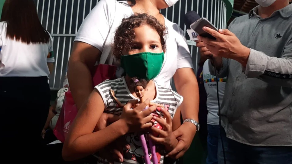 ‘Sinto só alegria por esse momento maravilhoso’, diz mãe da primeira criança vacinada em Manaus