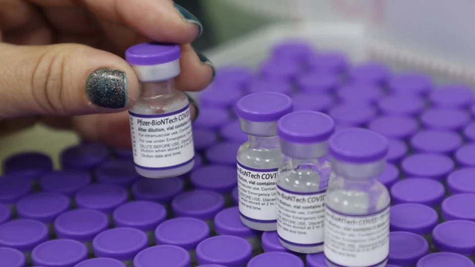Amazonas recebe 75 mil doses de vacinas contra Covid-19 da Pfizer
