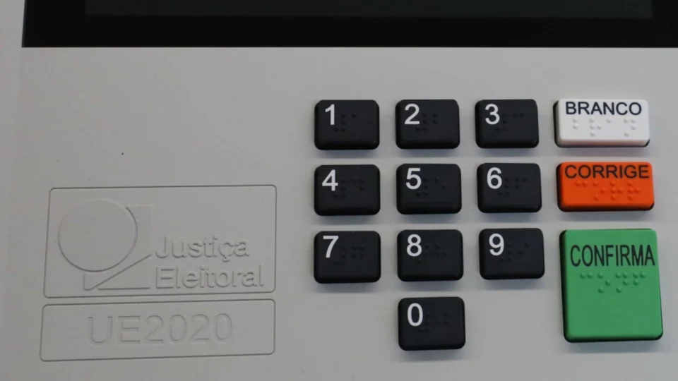 Texto que prevê R$ 5,7 bi de Fundo Eleitoral é promulga por Bolsonaro