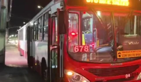 Durante briga de casal em ônibus, homem crava uma tesoura no braço da companheira, em Manaus