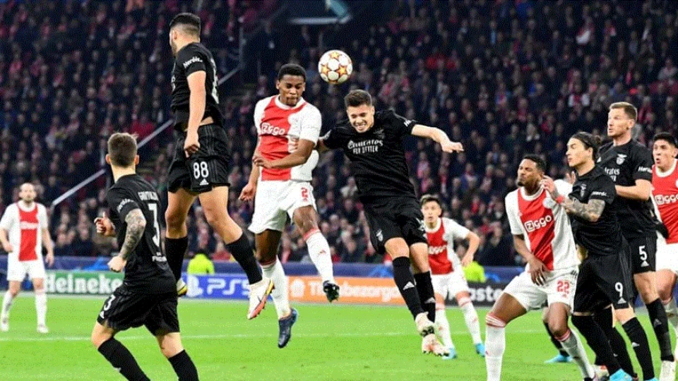Benfica bate Ajax por 1 a 0 e avança às quartas de final da Liga dos Campeões