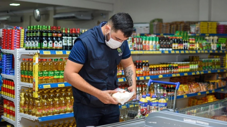 Cerca de 45 Kg de produtos em condições inadequadas são apreendidos em supermercado de Manaus