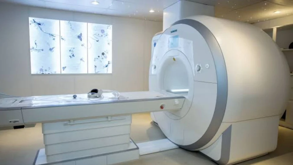 Paciente é esquecida em máquina de ressonância magnética de clínica na Bahia