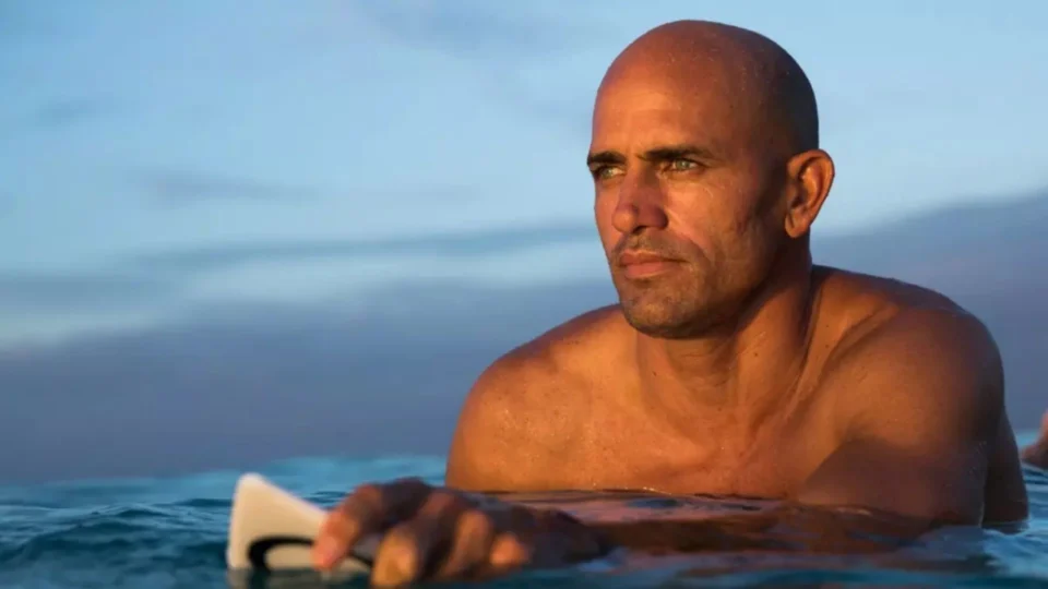 Kelly Slater, surfista 11 vezes campeão mundial, não poderá competir na Austrália sem estar vacinado