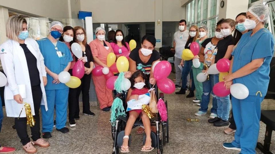 Após 21 dias internada, criança de cinco anos se recupera da Covid-19 e H3N2, em Goiás