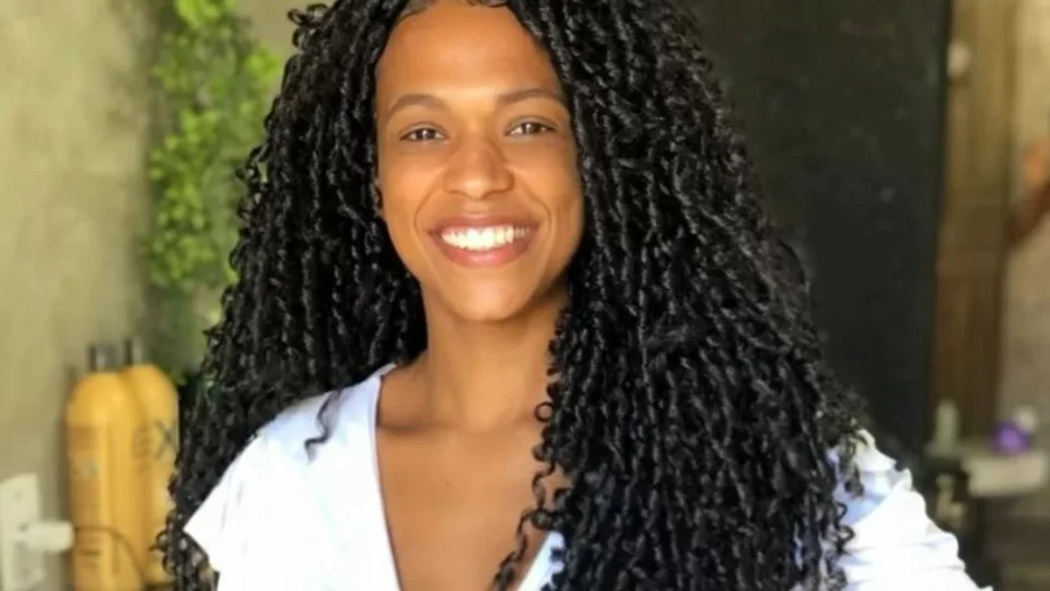 Turista mineira morre eletrocutada com filha de 4 anos nos braços ao pisar em fio elétrico, na Bahia