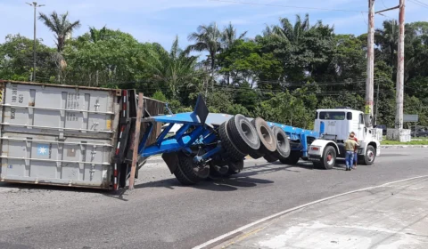 Trânsito é liberado após queda de contêiner em saída da Av. Efigênio Salles, em Manaus