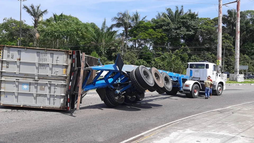 Trânsito é liberado após queda de contêiner em saída da Av. Efigênio Salles, em Manaus