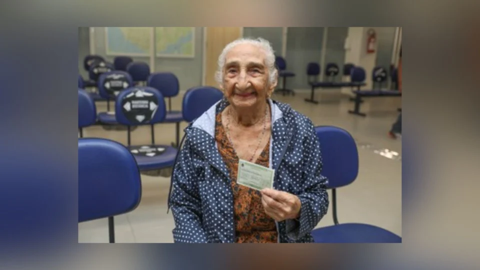 Em Manaus, eleitora de 115 anos regulariza seu título eleitoral