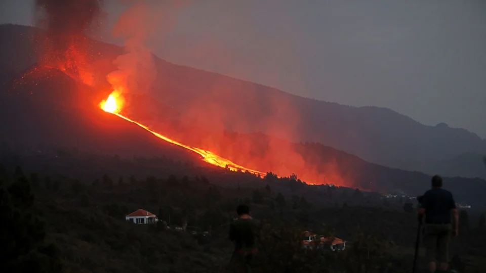 Lava do vulcão nas Ilhas Canárias atinge mar do Atlântico e preocupa especialistas