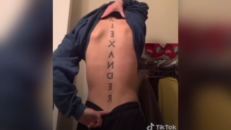 Jovem se declara ao namorado, faz tatuagem gigante no corpo… e termina relação dias depois