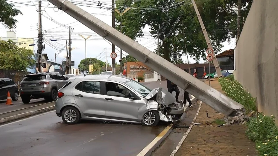 Carro em alta velocidade derruba poste na avenida Maceió e deixa trânsito congestinado, em Manaus