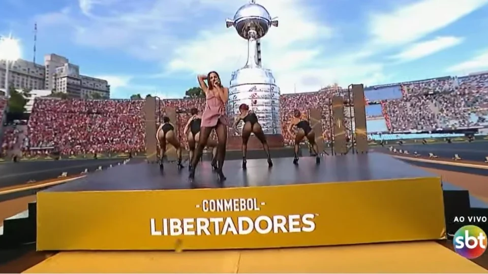 FINAL DA LIBERTADORES: Anitta agita público no estádio com os hits ‘Bola Rebola’, ‘Me Gusta’ e ‘Combatchy’; veja como foi a apresentação