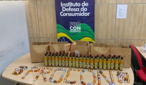 Procon-AM apreende chocolates e garrafas de molho de pimenta com informações ilegíveis sobre validade em quiosque no aeroporto de Manaus