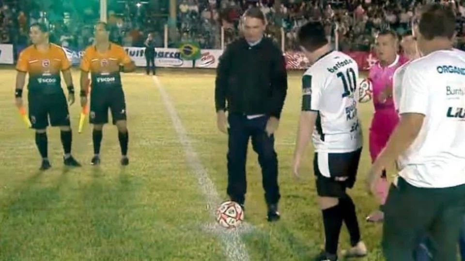 VÍDEO: horas após alta por obstrução intestinal, Bolsonaro vai a jogo de sertanejos em GO