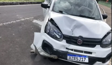 Em Manaus, após susto, motorista de aplicativo ocasiona acidente ao bater na mureta do Batalhão de Selva