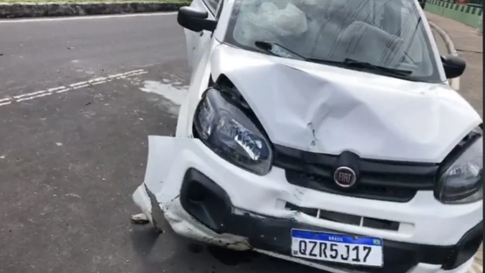 Em Manaus, após susto, motorista de aplicativo ocasiona acidente ao bater na mureta do Batalhão de Selva