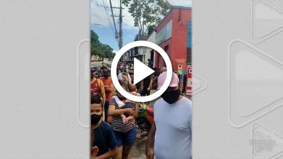 VÍDEO: em Manaus, fila gigante provoca discussão e confusão no Sinetram