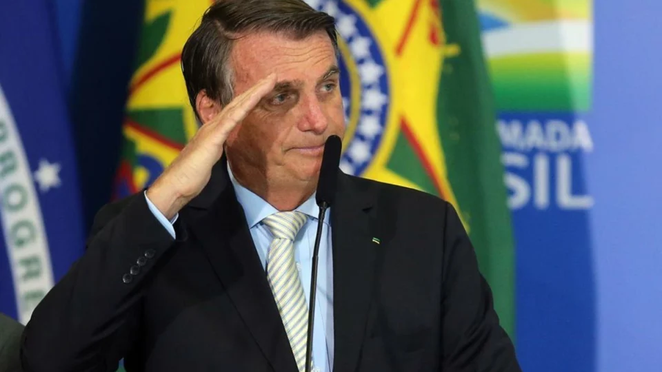 Bolsonaro presta depoimento à PF e nega interferência na corporação