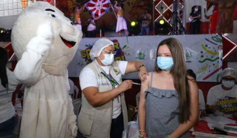 Campanha ‘Pra Sambar Tem que Vacinar’ alcança mais de 2,2 mil pessoas imunizadas em Manaus