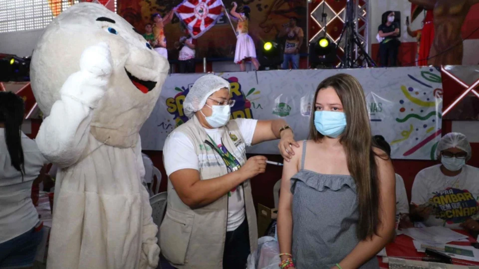Campanha ‘Pra Sambar Tem que Vacinar’ alcança mais de 2,2 mil pessoas imunizadas em Manaus