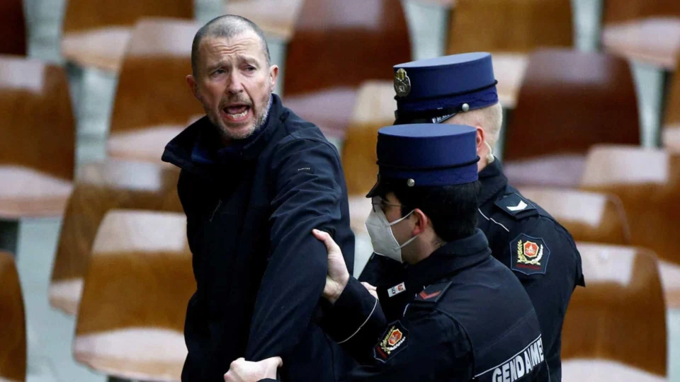 No Vaticano, homem interrompe fala do papa e grita ‘esta não é a igreja de Deus’