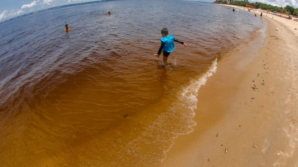 Em Manaus, banhistas devem usar máscara e manter distanciamento na reabertura da praia da Ponta Negra aos domingos