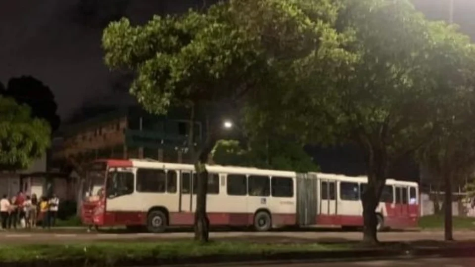 Passageiros vivem momentos de terror e mulher entra em trabalho de parto durante assalto a ônibus em Manaus