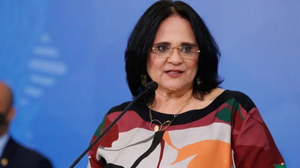 Ministra Damares Alves testa positivo para a Covid-19, informa ministério