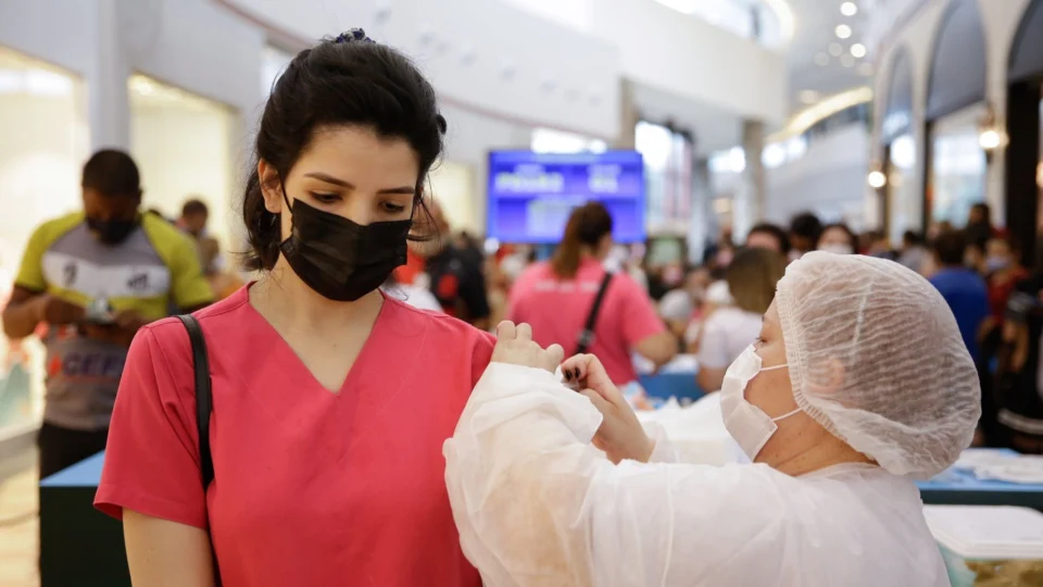 Campanha de vacinação contra a Covid terá atendimento em seis shoppings de Manaus neste domingo