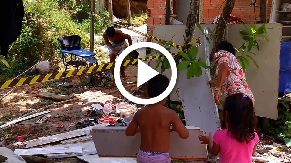 VÍDEO: deslizamento de terra deixa três pessoas feridas na Zona Norte de Manaus
