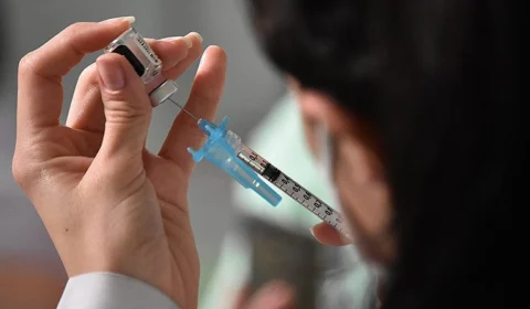 Pai é proibido de ver filha por não querer se vacinar