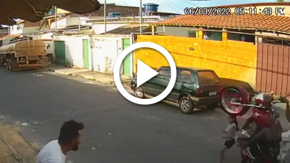 VÍDEO: motociclista atropela criança de 5 anos em BH e não presta socorro