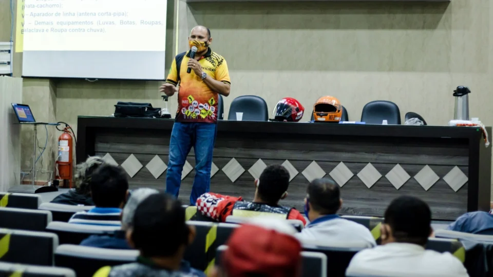 Mais de 170 mototaxistas em Manaus são beneficiados com ‘Motociclista Legal’