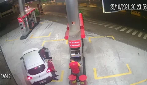 VÍDEO: homens assaltam posto de combustível, em Manaus