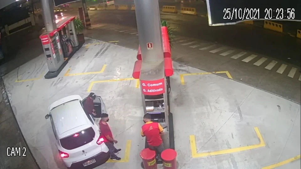 VÍDEO: homens assaltam posto de combustível, em Manaus