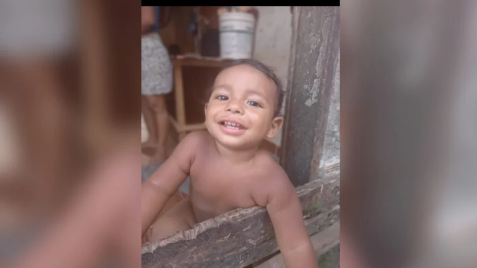 Bebê de um ano morre afogado em poço da família, em Manaus