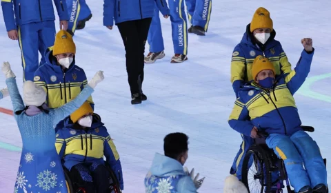 Atletas ucranianos são aplaudidos durante abertura dos Jogos Paralímpicos de Inverno, em Pequim