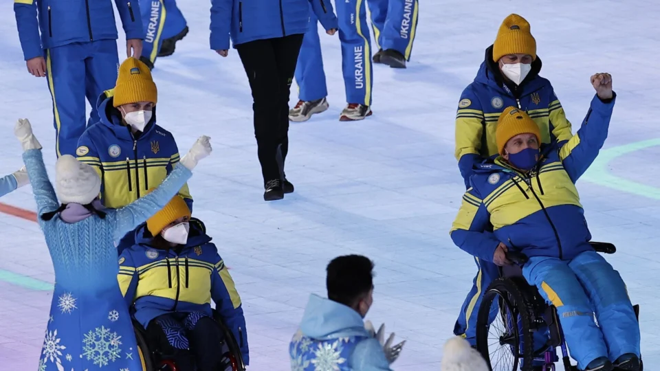 Atletas ucranianos são aplaudidos durante abertura dos Jogos Paralímpicos de Inverno, em Pequim