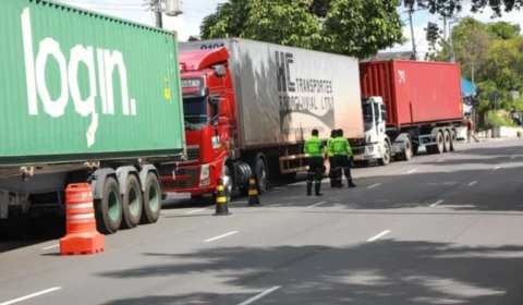 Quatro veículos pesados são removidos pelo IMMU por irregularidades em Manaus