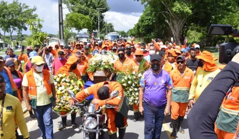 Com aplausos dos colegas de trabalho, gari que morreu esmagado por micro-ônibus é enterrado em Manaus