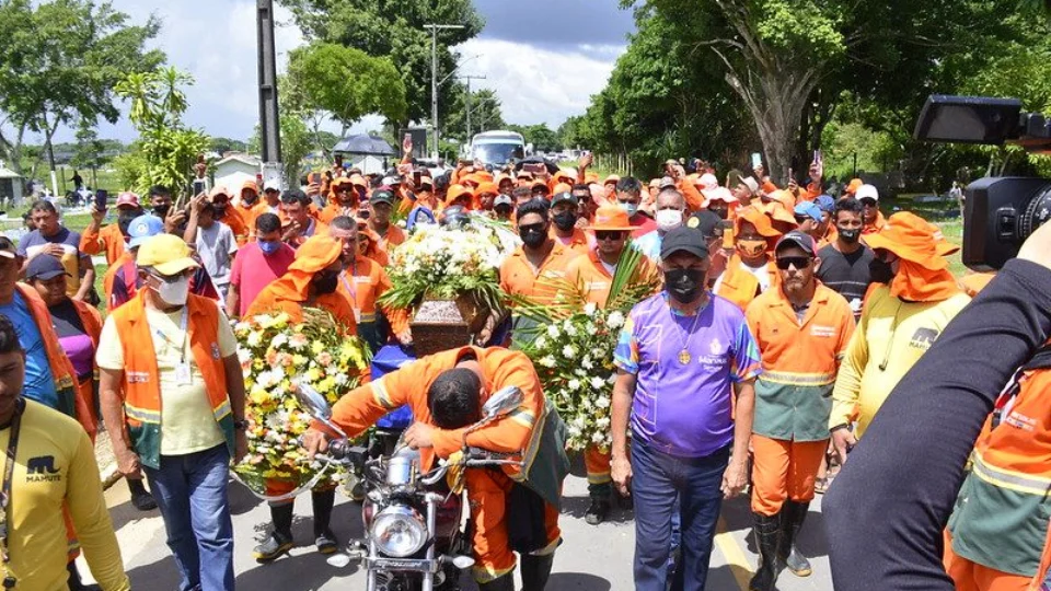 Com aplausos dos colegas de trabalho, gari que morreu esmagado por micro-ônibus é enterrado em Manaus
