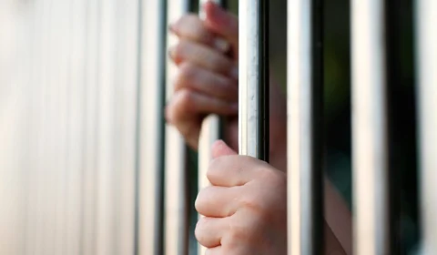 Após matar homem a chutes e pontapés, mototaxista se esconde em sede de projeto religioso em Itacoatiara-AM