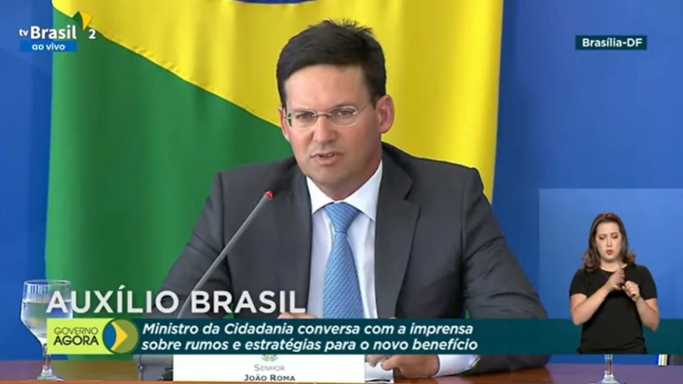 Governo anuncia Auxílio Brasil; novo benefício começa a ser pago em novembro
