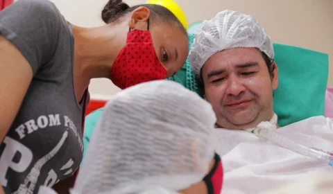 Após um ano internado, pai reencontra a filha em um hospital de Manaus