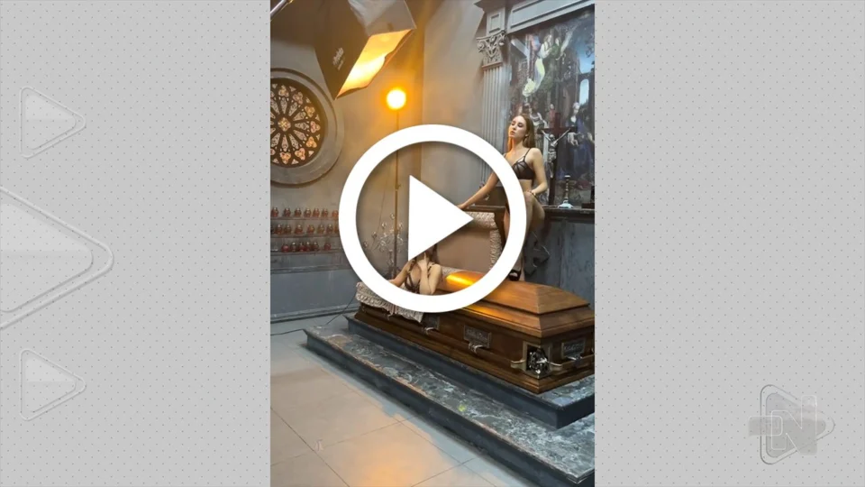VÍDEO: funerária usa modelos de lingerie posando entre caixões em anúncio na Rússia